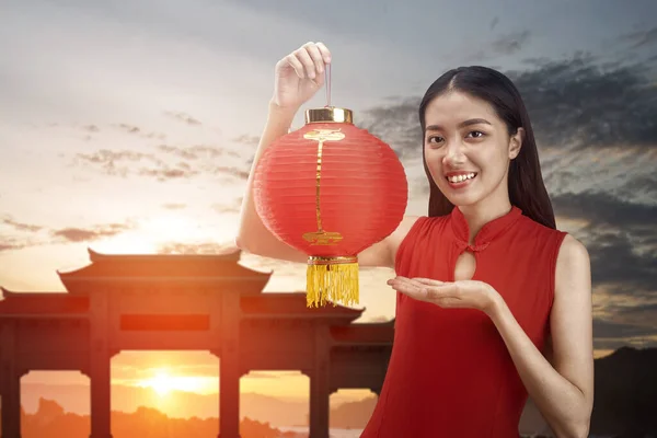 Aziatische Chinese Vrouw Een Cheongsam Jurk Met Chinese Lantaarn Gelukkig — Stockfoto