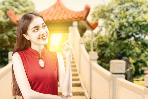 Mulher Chinesa Asiática Vestido Cheongsam Apontando Algo Com Fundo Edifício — Fotografia de Stock