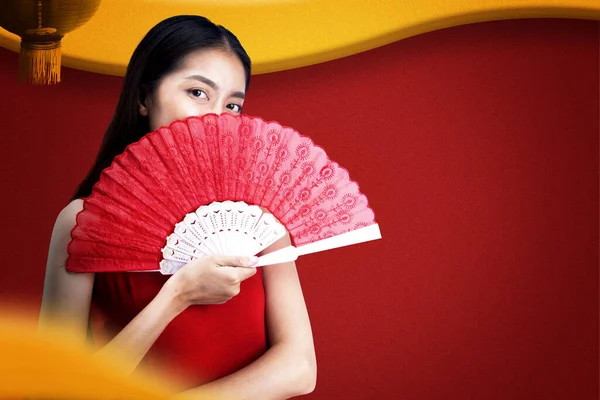 Femme Chinoise Asiatique Dans Une Robe Cheongsam Tenant Ventilateur Célèbre — Photo