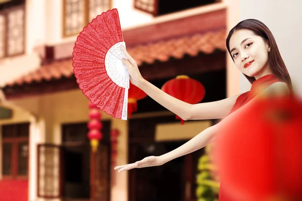 Aziatisch Chinees Vrouw Een Cheongsam Jurk Holding Fan Met Open — Stockfoto