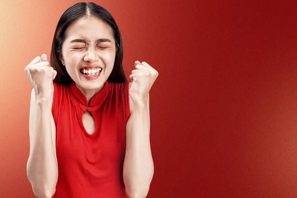Azjatycka Chinka Sukni Cheongsam Szczęśliwym Wyrazem Twarzy Świętuje Chiński Nowy — Zdjęcie stockowe