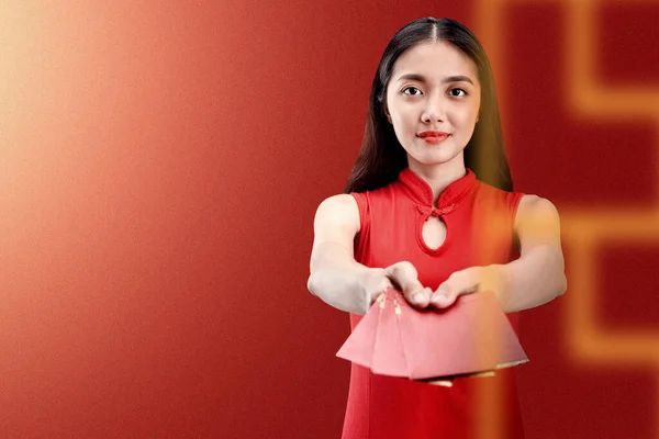 Aziatische Chinese Vrouw Een Cheongsam Jurk Geven Rode Enveloppen Gelukkig — Stockfoto
