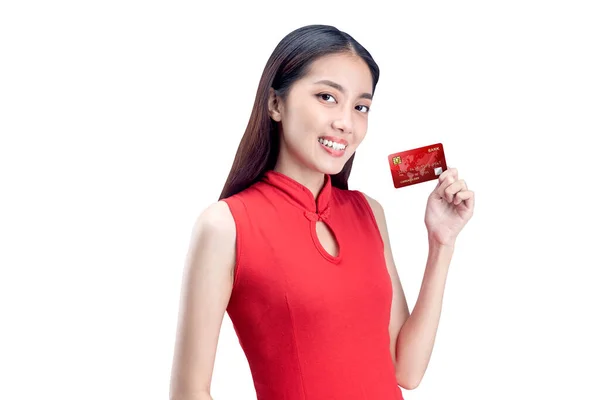 Asiatisk Kinesisk Kvinna Cheongsam Klänning Med Kreditkort Isolerad Över Vit — Stockfoto