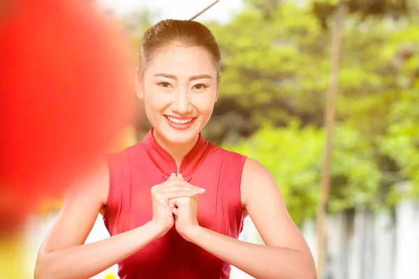 Azjatycka Chinka Sukni Cheongsam Gratulacjami Szczęśliwego Chińskiego Nowego Roku — Zdjęcie stockowe