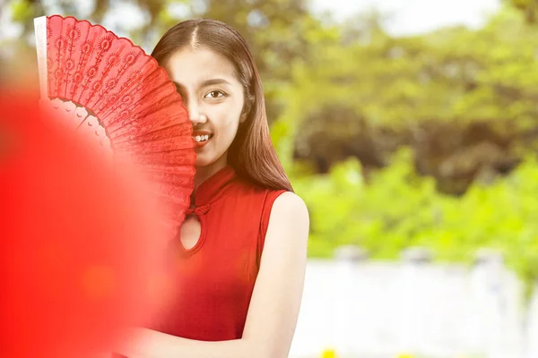 Aziatische Chinese Vrouw Een Cheongsam Jurk Holding Fan Viert Chinees — Stockfoto