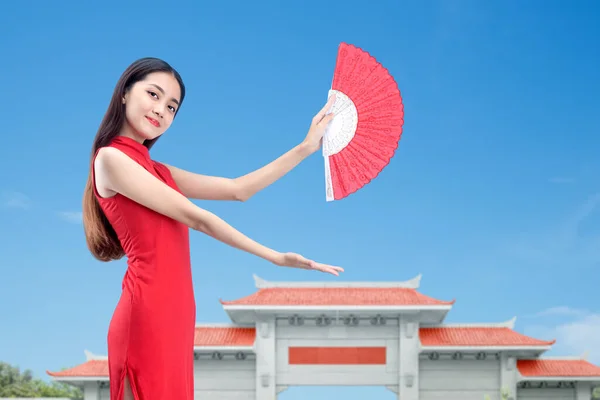 Mujer China Asiática Vestido Cheongsam Sosteniendo Ventilador Con Palma Abierta — Foto de Stock