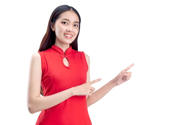 Cheongsam Elbiseli Asyalı Kadın Beyaz Arka Planda Izole Edilmiş Bir — Stok fotoğraf