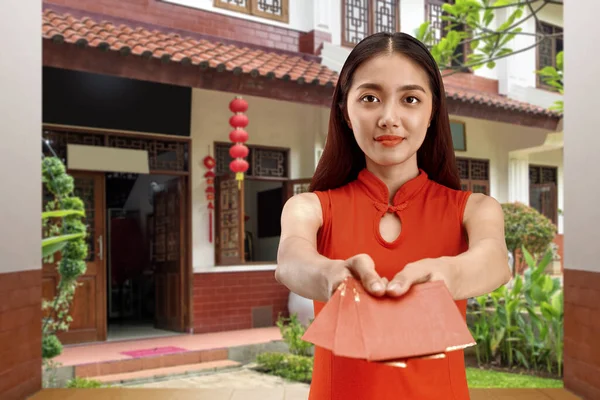 Asijská Číňanka Cheongsam Šaty Dávat Červené Obálky Šťastný Čínský Nový — Stock fotografie