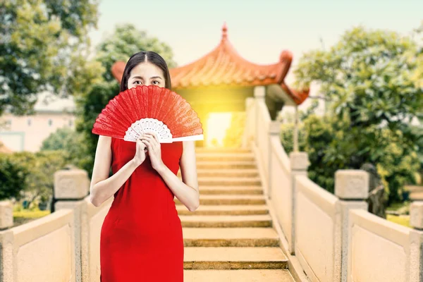 Aziatische Chinese Vrouw Een Cheongsam Jurk Holding Fan Viert Chinees — Stockfoto