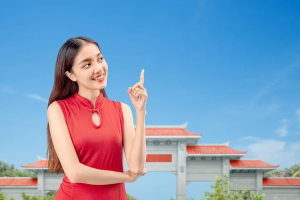 Cheongsam Elbiseli Asyalı Çinli Kadın Mavi Gökyüzü Arkaplanlı Bir Şeyi — Stok fotoğraf