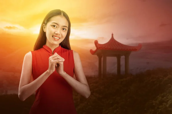 Aziatische Chinese Vrouw Een Cheongsam Jurk Met Felicitaties Gebaar Gelukkig — Stockfoto