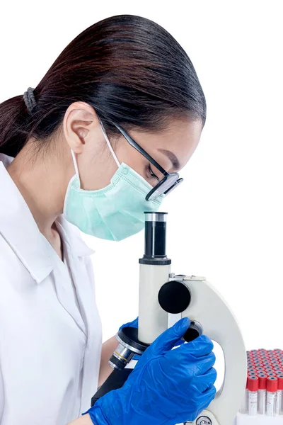 Mulher Pesquisadora Asiática Com Máscara Facial Óculos Usando Microscópio Isolado — Fotografia de Stock