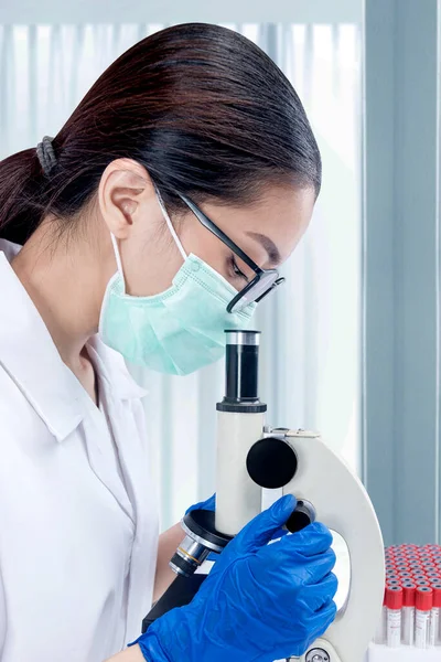 Mulher Pesquisadora Asiática Com Máscara Facial Óculos Usando Microscópio Laboratório — Fotografia de Stock