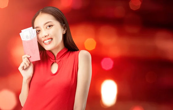 身穿旗袍 头戴红色信封的亚裔中国妇女 新年快乐 — 图库照片