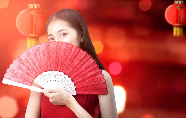 Aziatische Chinese Vrouw Een Cheongsam Jurk Holding Fan Viert Chinees — Stockfoto