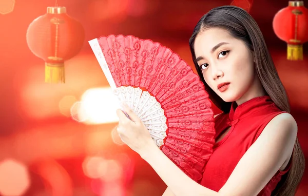 Aziatische Chinese Vrouw Een Cheongsam Jurk Holding Fan Viert Chinees — Stockfoto