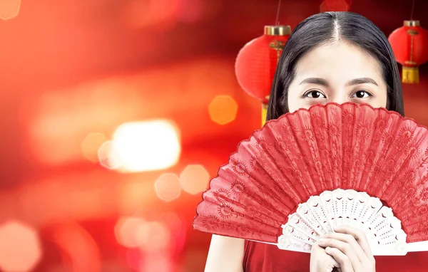 Aziatische Chinese Vrouw Een Cheongsam Jurk Holding Fan Viert Chinees — Stockfoto