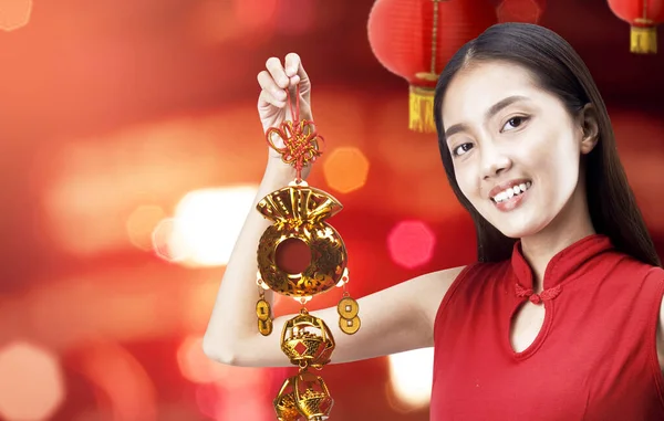 Aziatische Chinese Vrouw Een Cheongsam Jurk Met Chinese Ornament Gelukkig — Stockfoto