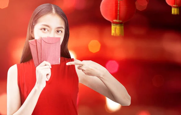 Aziatische Chinese Vrouw Een Cheongsam Jurk Met Rode Enveloppen Gelukkig — Stockfoto