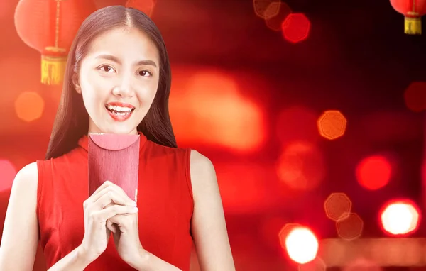 Aziatische Chinese Vrouw Een Cheongsam Jurk Met Rode Enveloppen Gelukkig — Stockfoto