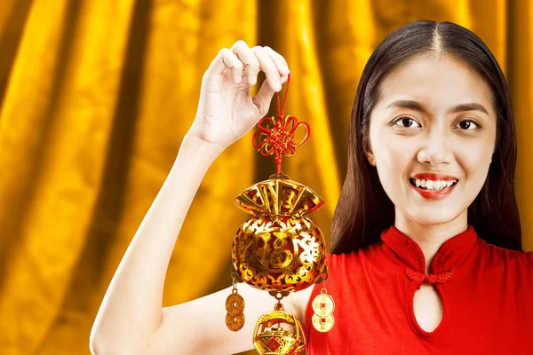 Aziatische Chinese Vrouw Een Cheongsam Jurk Met Chinese Ornament Gelukkig — Stockfoto