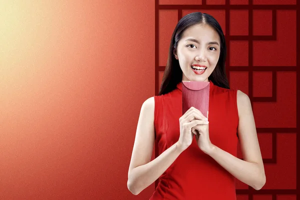 Mulher Chinesa Asiática Vestido Cheongsam Segurando Envelopes Vermelhos Feliz Ano — Fotografia de Stock