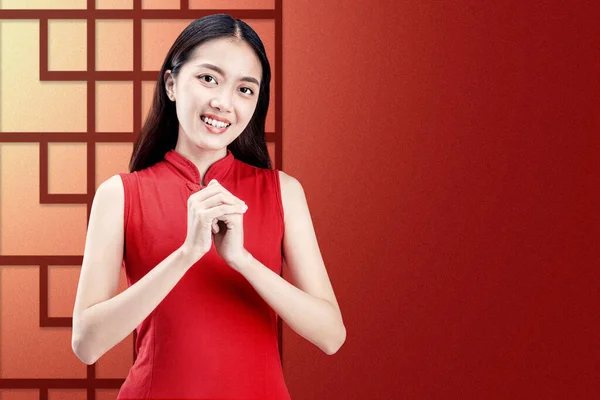 Aziatische Chinese Vrouw Een Cheongsam Jurk Met Felicitaties Gebaar Gelukkig — Stockfoto