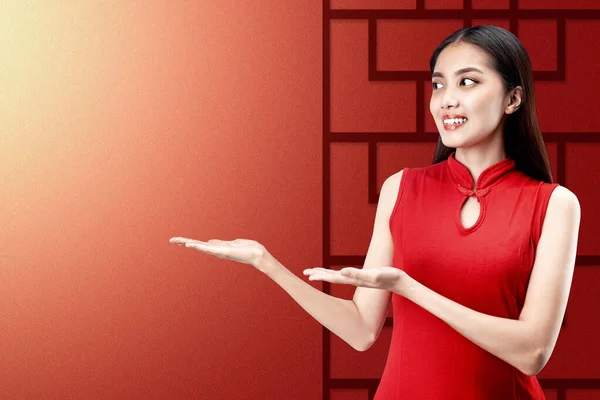 Cheongsam Elbiseli Asyalı Bir Çinli Kadın Avuç Içi Açık Renkli — Stok fotoğraf