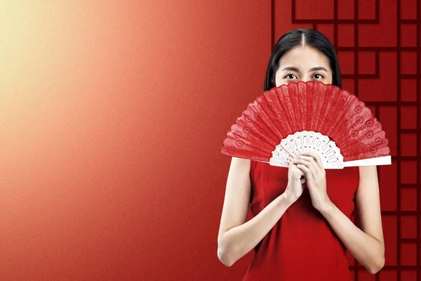 Femme Chinoise Asiatique Dans Une Robe Cheongsam Tenant Ventilateur Célèbre — Photo