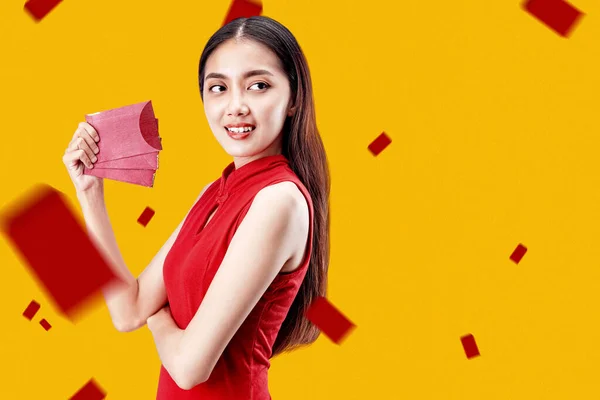 Asiatisk Kinesisk Kvinna Cheongsamklänning Med Röda Kuvert Gott Nytt Kinesiskt — Stockfoto