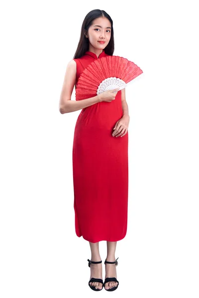 Ασιάτισσα Κινέζα Ένα Φόρεμα Cheongsam Που Κρατάει Τον Ανεμιστήρα Απομονωμένο — Φωτογραφία Αρχείου