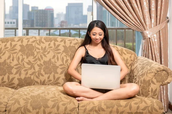 Aziatische Vrouw Zitten Terwijl Met Behulp Van Laptop Bank — Stockfoto