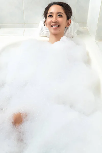 Asiatin Entspannt Sich Der Badewanne — Stockfoto