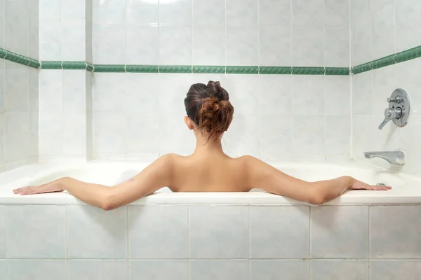 Asiatin Entspannt Sich Der Badewanne — Stockfoto