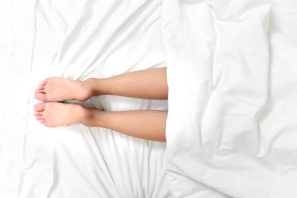 Закрыть Вид Ноги Женщины Кровати — стоковое фото
