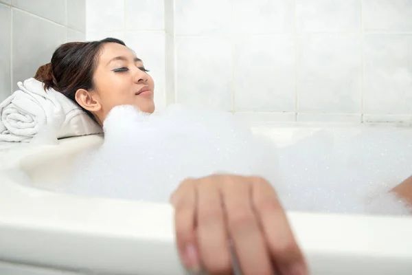 Mulher Asiática Relaxante Banheira — Fotografia de Stock