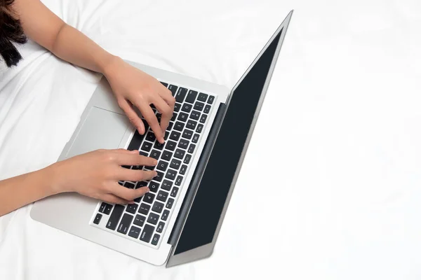 Mulher Deitada Enquanto Usa Laptop Cama — Fotografia de Stock
