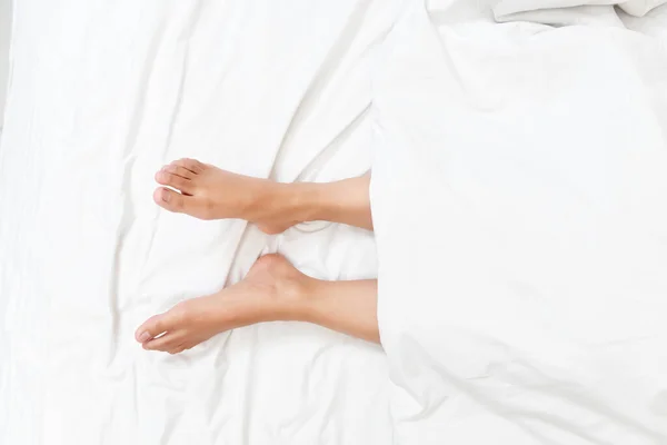Закрыть Вид Ноги Женщины Кровати — стоковое фото