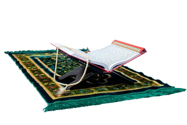 古兰经 在白色背景下的一块木制祈祷毯上展开 — 图库照片