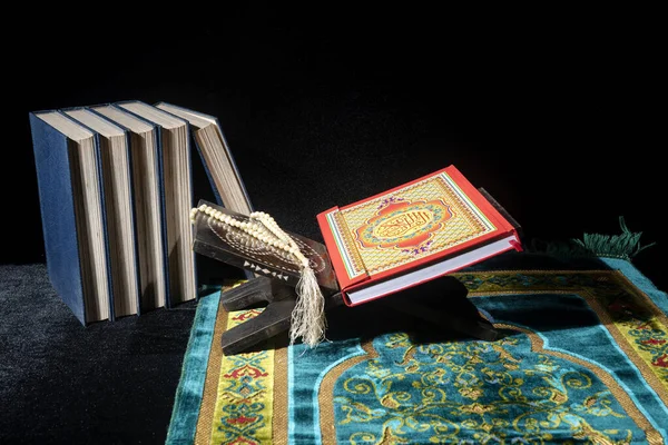 Коран Деревянном Подстилке Молитвенном Ковре Четками Темном Фоне — стоковое фото
