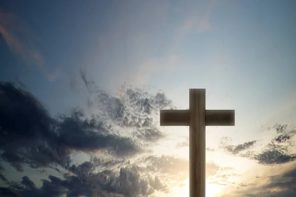 具有阳光和戏剧性天空背景的基督教十字勋章 — 图库照片