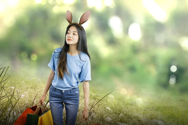 Ázsiai Nyuszifülekkel Aki Egy Bevásárlószatyrot Tart Pályán Boldog Húsvétot — Stock Fotó
