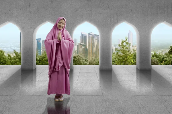 Aziatische Moslim Vrouw Sluier Met Groet Gebaar Moskee — Stockfoto