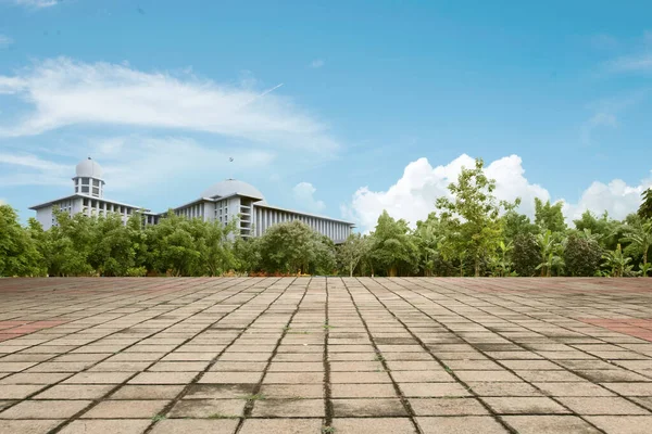 美丽的白色清真寺 蓝天背景 — 图库照片