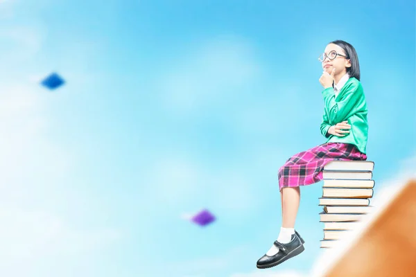Азиатская Маленькая Девочка Очках Сидит Стопке Книг Всемирный День Книги — стоковое фото