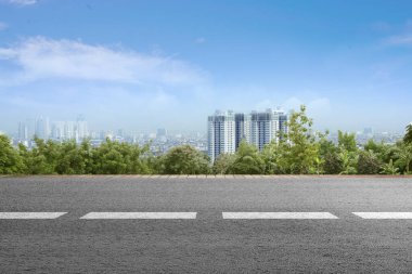 Şehir merkezinde modern bina ve gökdelenli asfalt yol