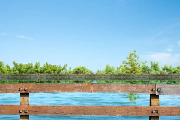 Pagar Kayu Danau Dengan Pepohonan Dan Taman Hijau Dengan Latar — Stok Foto