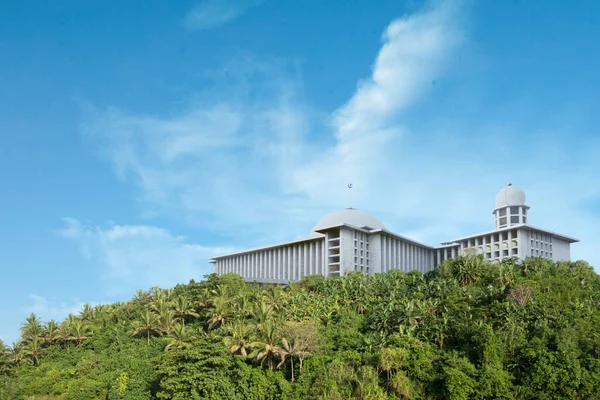 美丽的白色清真寺 蓝天背景 — 图库照片