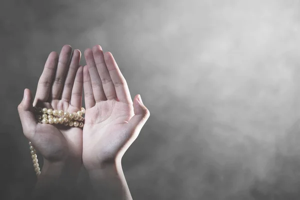 Homme Musulman Priant Avec Des Perles Prière Sur Ses Mains — Photo