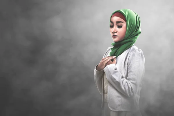Asiatische Muslimin Schleier Die Mit Erhobenen Händen Vor Hellem Hintergrund — Stockfoto